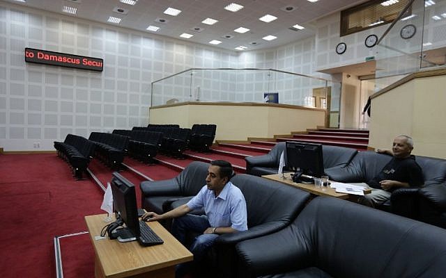 Syrian traders sit at the Syrian stock exchange in Damascus on September 21, 2015. (AFP/LOUAI BESHARA) Syrian traders sit at the Syrian stock exchange in Damascus on September 21, 2015. (AFP/LOUAI BESHARA)