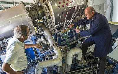 Vice president Uzi Aharony (R), and chief executive officer David Banitt of the Israeli startup company NewCO2Fuels (NCF), work on a solar test facility on September 24, 2015 in the Israeli city of Rehovot. (AFP Photo/Jack Guez)