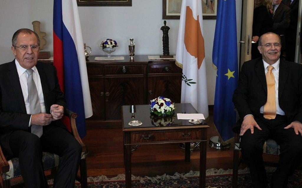 Cypriot Foreign Minister Ioannis Kasoulides, right, and his Russian counterpart Sergei Lavrov pose for a picture before their meeting in Nicosia on December 2, 2015. (AFP/POOL/Yiannis Kourtoglou)