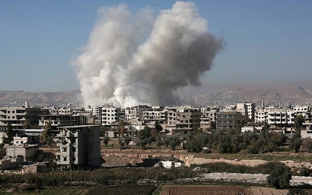 Smoke billows from buildings following a reported air strike in Damascus' rebel-held suburb of Zamalka on December 6, 2015. (AFP/AMER ALMOHIBANY) Smoke billows from buildings following a reported air strike in Damascus' rebel-held suburb of Zamalka on December 6, 2015. (AFP/AMER ALMOHIBANY)