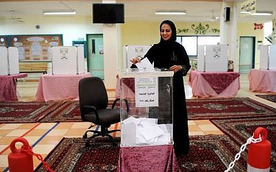 A Saudi woman casts her ballot in a polling station in the coastal city of Jeddah, on December 12, 2015. (AFP) A Saudi woman casts her ballot in a polling station in the coastal city of Jeddah, on December 12, 2015. (AFP)