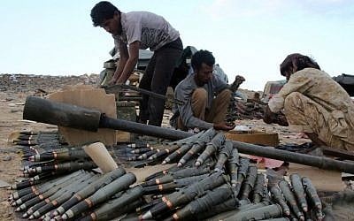 Yemeni tribesmen from the Popular Resistance Committees, supporting forces loyal to Yemen's Saudi-backed President Abedrabbo Mansour Hadi, prepare and review ammunition in the area of Sirwa, east of the capital Sanaa on December 14, 2015. AFP PHOTO / ABDULLAH AL-QADRY / AFP)