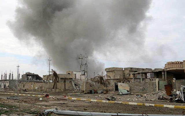 Smoke billows as Iraqi counter-terrorism forces advance south of the Anbar province's capital Ramadi on December 24, 2015. (AFP / STR)