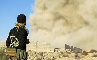 File: An Iraqi pro-government forces member watches smoke billowing in Ramadi's Hoz neighbourhood, about 110 kilometers west of the capital Baghdad, during military operations conducted by Iraqi forces against the Islamic State (IS) jihadist group, on December 27, 2015. (AFP PHOTO / STR)