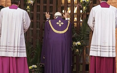 Pope Francis makes a symbolic gesture by opening a "Holy Door" at Bangui Cathedral in the Central African Republic ahead of the start of a Catholic Jubilee Year, November 29, 2015. (AFP/GIANLUIGI GUERCIA)