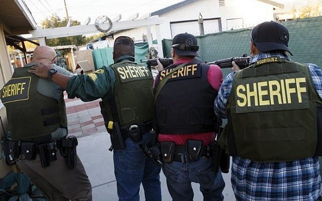 US law enforcement officers search for the suspects of a mass shooting December 2, 2015, in San Bernardino, California. (AFP PHOTO / PATRICK T. FALLON) US law enforcement officers search for the suspects of a mass shooting December 2, 2015, in San Bernardino, California. (AFP PHOTO / PATRICK T. FALLON)