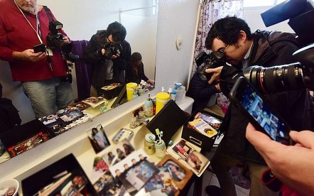 Journalists take photos inside the bathroom in the Redlands, California home of San Bernardino shooting suspect Syed Farook on December 4, 2015 . (AFP PHOTO/ROBYN BECK) Journalists take photos inside the bathroom in the Redlands, California home of San Bernardino shooting suspect Syed Farook on December 4, 2015 . (AFP PHOTO/ROBYN BECK)