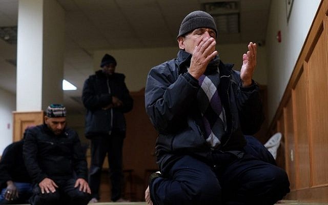 Muslim men pray at a mosque in Jersey City, New Jersey, on December 7, 2015. AFP PHOTO/JEWEL SAMAD) Muslim men pray at a mosque in Jersey City, New Jersey, on December 7, 2015. AFP PHOTO/JEWEL SAMAD)