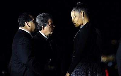 US President Barack Obama and US first lady Michelle Obama greet San Bernardino Mayor R. Carey Davis (C) and Supervisor James Ramos (L) at San Bernardino International Airport December 18, 2015 in California. where they visited victims of a mass shooting earlier this month. (AFP PHOTO/WALLY SKALIJ)