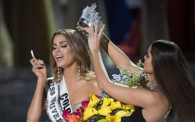 Miss Colombia Ariadna Gutierrez (L) is mistakenly crowned Miss Universe 2015 by Miss Universe 2014 Paulina Vega (R) during the 2015 MISS UNIVERSE show at Planet Hollywood Resort & Casino, in Las Vegas, California, on December 20, 2015. (Valerie Macon/AFP)