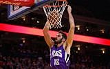 Omri Casspi #18 of the Sacramento Kings dunks the ball over Stephen Curry #30 of the Golden State Warriors at ORACLE Arena on December 28, 2015, in Oakland, California. (Ezra Shaw/Getty Images/AFP)
