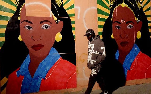 Unlike last year, more locals from the neighborhood, including foreign workers and African asylum seekers, enjoyed the installations. (courtesy Kfir Sivan/Tel Aviv Municipality)
