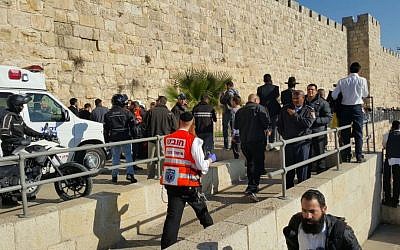 Police and rescue services at the scene of a stabbing attack outside of Jaffa Gate to the Old City of Jerusalem on December 23, 2015 (United Hatzalah)