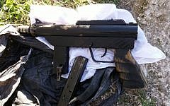 A Carl Gustav submachine gun found in the courtyard of a house in East Jerusalem, December 28, 2015. (Israel Police)