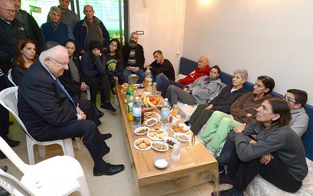 President Reuven Rivlin with the family of terror victim Ofer Ben-Ari (Mark Neyman/GPO)
