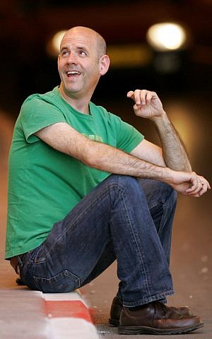 A portrait of writer Amir Gutfreund from 2005 (Moshe Shai/Flash 90)