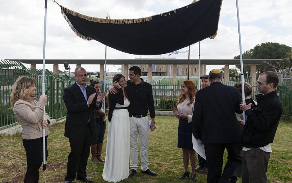 Lin Dror and Alon Marcus marry in a Reform Jewish wedding in front of the Knesset, March 18, 2013. (Flash90)