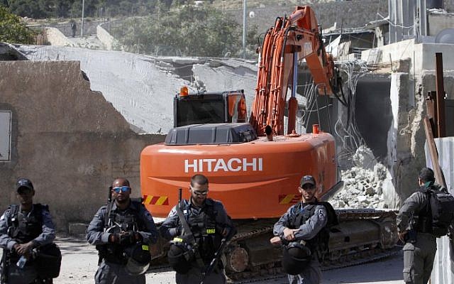 Illustration. Israeli security forces stand guard during the demolition of a family home built without a permit in the East Jerusalem neighborhood of Al-Tur on April 24, 2013. (Sliman Khader/Flash90) Illustration. Israeli security forces stand guard during the demolition of a family home built without a permit in the East Jerusalem neighborhood of Al-Tur on April 24, 2013. (Sliman Khader/Flash90)