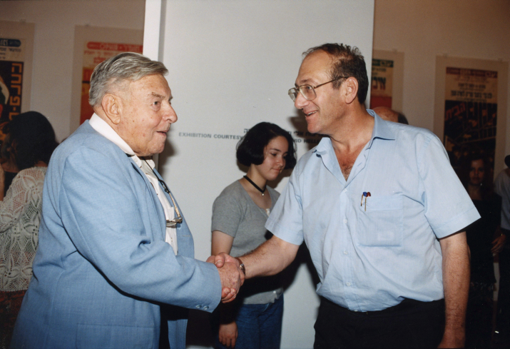 Former Jerusalem mayor Teddy Kollek shaking hands with then-mayor Ehud Olmert. 1996. (Moshe Shai/FLASH90) Former Jerusalem mayor Teddy Kollek shaking hands with then-mayor Ehud Olmert. 1996. (Moshe Shai/FLASH90)