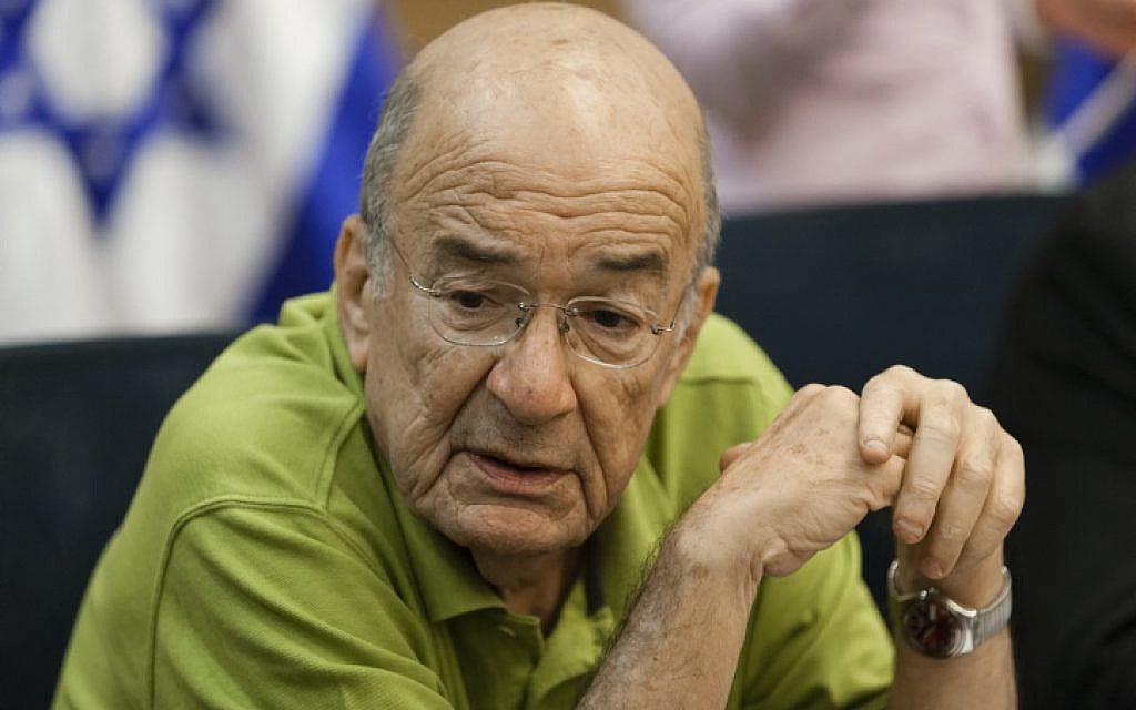 Yossi Sarid seen at a Foreign Affairs and Defense Committee meeting during a discussion on the 40th anniversary of the Yom Kippur War on parliamentary oversight of defense then and now. October 15, 2013. (Photo by Flash 90)