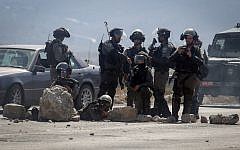 Illustrative: Israeli Border Police officers during clashes with Palestinian protesters at the Hawara checkpoint on October 11, 2015. (Flash90)