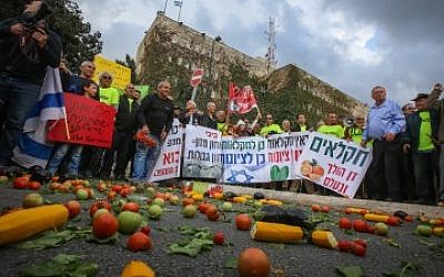 Israeli farmers demonstrating in front of the Knesset and the Finance Ministry in Jerusalem on November 9, 2015. (Hadas Parush/Flash90)