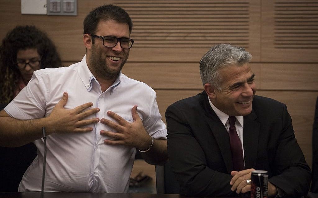Oren Hazan and Yair Lapid at a Finance Committee meeting on November 18, 2015. (Hadas Parush/Flash90)