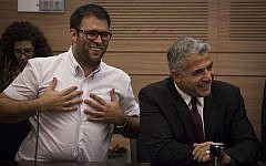 Oren Hazan and Yair Lapid at a Finance Committee meeting on November 18, 2015. (Hadas Parush/Flash90)
