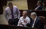 Prime Minister Benjamin Netanyahu, right, and Finance Minister Moshe Kahlon, center, during a vote at the assembly hall of the Israeli parliament, November 18, 2015. (Hadas Parush/Flash90)