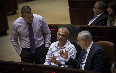 Prime Minister Benjamin Netanyahu, right, and Finance Minister Moshe Kahlon, center, during a vote at the assembly hall of the Israeli parliament, November 18, 2015. (Hadas Parush/Flash90)