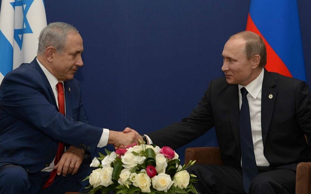 Prime Minister Benjamin Netanyahu meets with Russian President Vladimir Putin during the COP21 United Nations Climate Change Conference, in Le Bourget, outside Paris on November 30, 2015. (Amos Ben Gershom/GPO/Flash90)