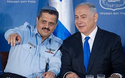 Chief of Police Roni Alsheich ((left) with Prime Minister Benjamin Netanyahu at a welcoming ceremony held in Alsheich's honor, at Prime Minister Benjamin Netanyahu's office in Jerusalem, on December 3, 2015. (Miriam Alster/FLASH90)