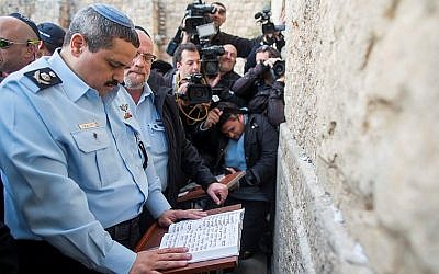 Roni Alsheich prays at the Western Wall on December 3, 2015, shortly after he is sworn in as the new Israel Police commissioner. (Yonatan Sindel/Flash90) Roni Alsheich prays at the Western Wall on December 3, 2015, shortly after he is sworn in as the new Israel Police commissioner. (Yonatan Sindel/Flash90)