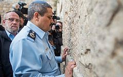 Roni Alsheich prays at the Western Wall on December 3, 2015, shortly after he is sworn in as the new Israel Police commissioner. (Yonatan Sindel/Flash90)