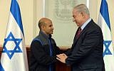 Prime Minister Benjamin Netanyahu (right) with Ouda Tarabin, an Israeli citizen jailed for 15 years in Egypt on charges of spying, who was released from prison on December 10, 2015. (Haim Zach/GPO, File)