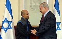 Prime Minister Benjamin Netanyahu (right) with Ouda Tarabin, an Israeli citizen jailed for 15 years in Egypt on charges of spying, who was released from prison on December 10, 2015. (Haim Zach/GPO, File)