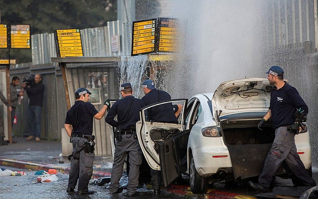 Israeli security personnel at the scene of a terror attack at the entrance to Jerusalem on December 14, 2015, that injured 13 people, including a baby. (Photo by Yonatan Sindel/Flash90)
