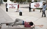 Right-wing activists protest alleged Shin Bet torture of Jewish terror suspects, staging mock torture scenes in Tel Aviv, December 25, 2015. (Tomer Neuberg/Flash90)