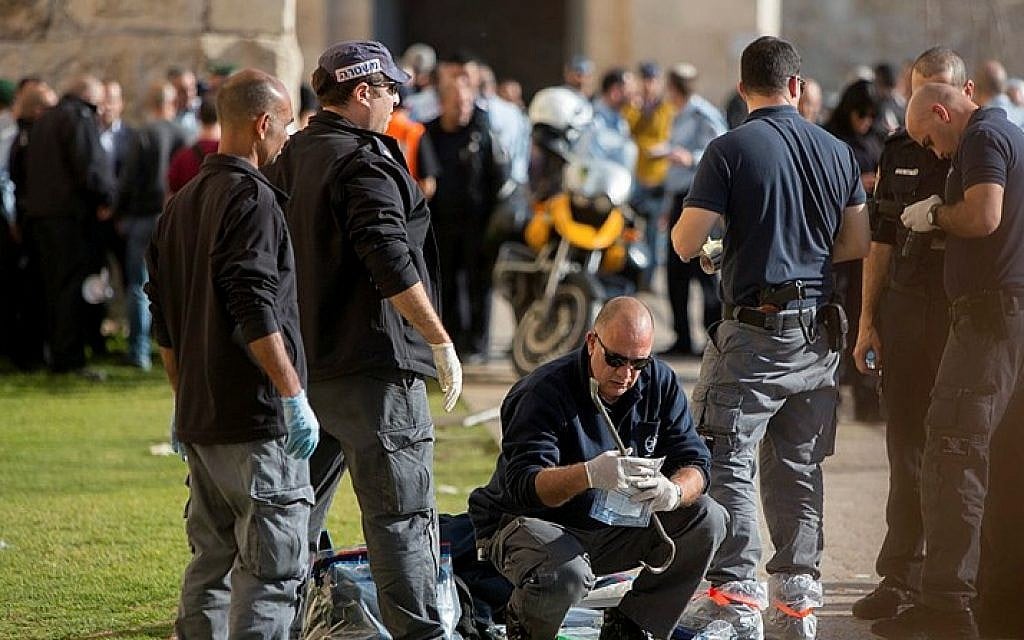 Israeli security personnel at the scene where two Palestinian stabbed three Israelis at the Old City’s Jaffa Gate in Jerusalem on December 23, 2015. (Yonatan Sindel/Flash90)
