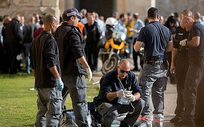 Israeli security personnel at the scene where two Palestinian stabbed three Israelis at the Old City’s Jaffa Gate in Jerusalem on December 23, 2015. (Yonatan Sindel/Flash90)
