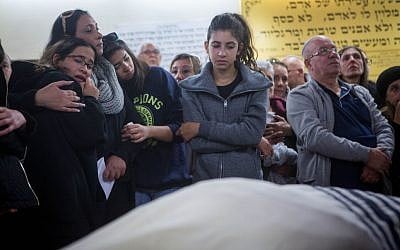 Friends and family attend the funeral of 46-year old Ofer Ben Ari, Jerusalem December 24, 2015. (Miriam Alster/FLASH90)