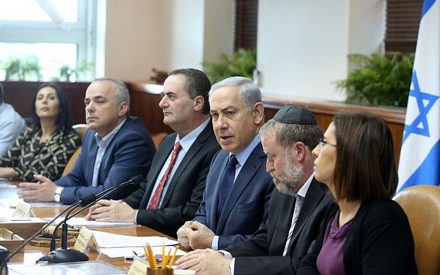 Prime Minister Benjamin Netanyahu, center, leads a cabinet meeting at the Prime Minister's Office, Jerusalem, December 30, 2015. (Marc Israel Sellem/POOL) 