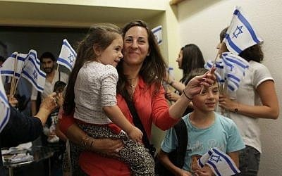 Jewish immigrants from France arrive in Tel Aviv, July 28, 2015. (Jewish Agency for Israel/Zed Films)