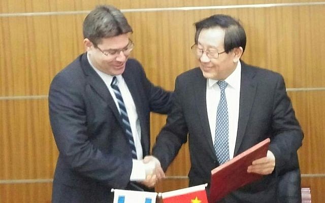 Israeli and Chinese Science Ministers Ofir Akunis and Wan Gang sign a joint research agreement in Beijing on Monday, December 14, 2015. (Science Technology and Space Ministry) Israeli and Chinese Science Ministers Ofir Akunis and Wan Gang sign a joint research agreement in Beijing on Monday, December 14, 2015. (Science Technology and Space Ministry)