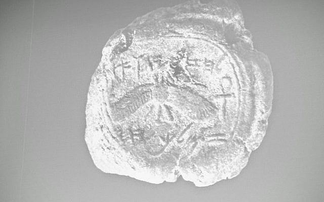 A stamp seal, found in Jerusalem, bearing the name of the biblical king Hezekiah (Ouria Tadmor courtesy of Hebrew University) A stamp seal, found in Jerusalem, bearing the name of the biblical king Hezekiah (Ouria Tadmor courtesy of Hebrew University)