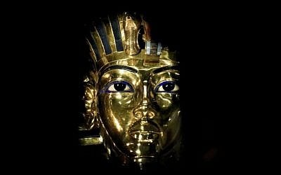 The gold mask of King Tutankhamun on display in the Egyptian Museum in Cairo, December 16, 2015. (AP/Nariman El-Mofty)