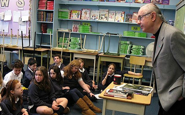 Robbie Waisman speaking to students at Vancouver Talmud Torah School in 2008. (Vancouver Holocaust Education Center)