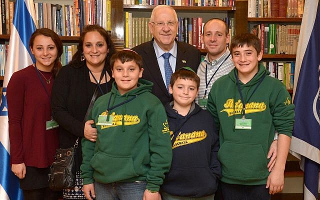 The family of slain American student Ezra Schwartz with President Reuven Rivlin on December 29, 2015 (Mark Neyman/GPO)