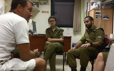 Michael Ganoe, head of the 'Hershey's for Heroes' organization speaks to a group of IDF soldiers on their base on August 25, 2015. (Screen capture)