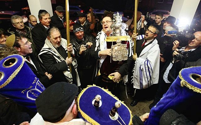 The new Torah is welcoming into the synagogue in Marburg, Germany, November 29, 2015. (Rainer Waldinger/Jüdische Gemeinde Marburg)